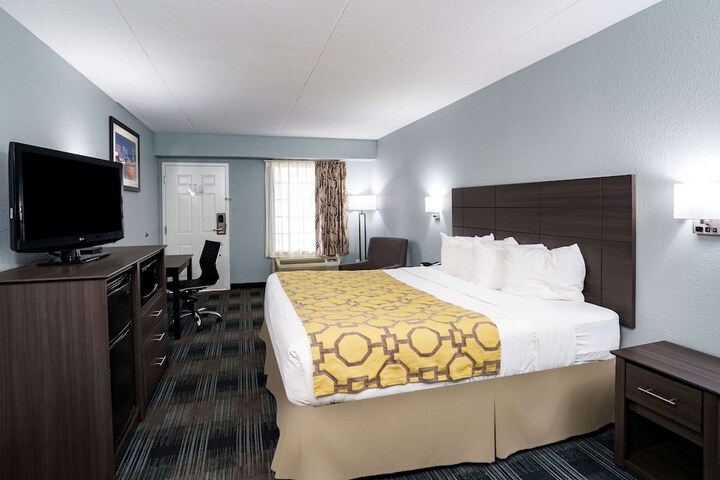 1 King Bed (5 of 13)