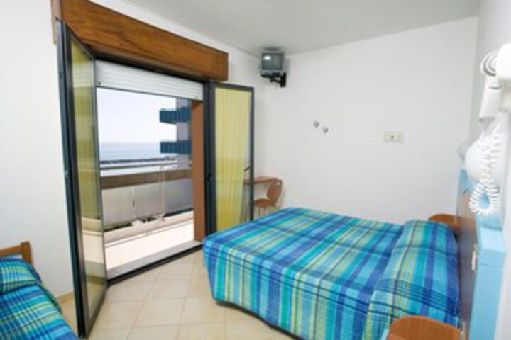 Room 10 of 18