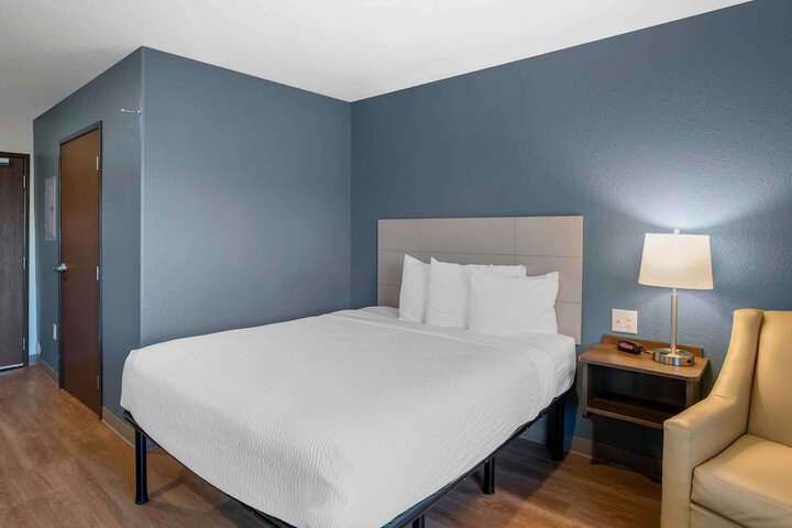 Standard Studio 1 Queen Bed (8 of 9)
