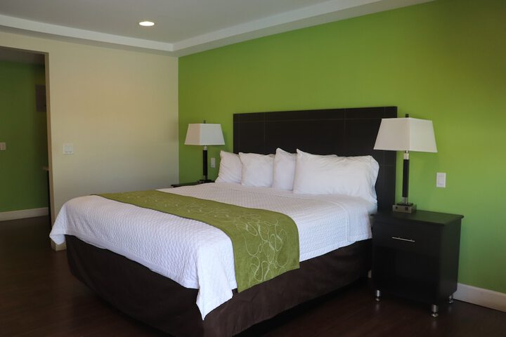 Traditional King Bed (5 of 18)