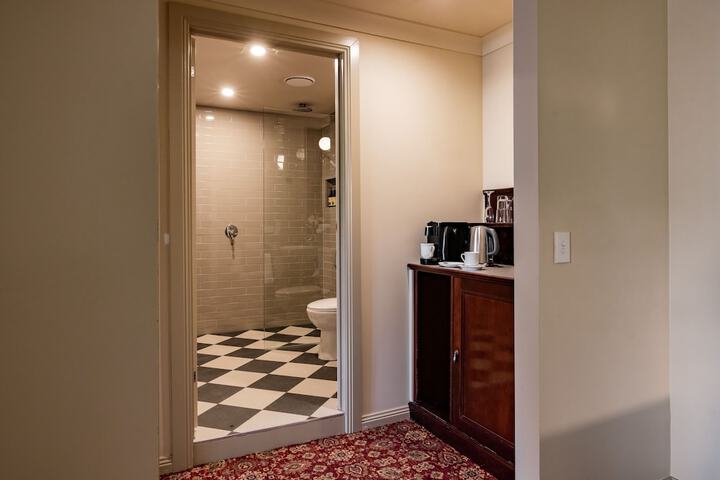 Room 28 of 63