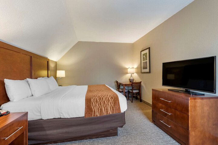1 King Bed (1 of 18)