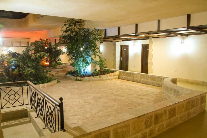 Ballroom/Hall 22 of 25