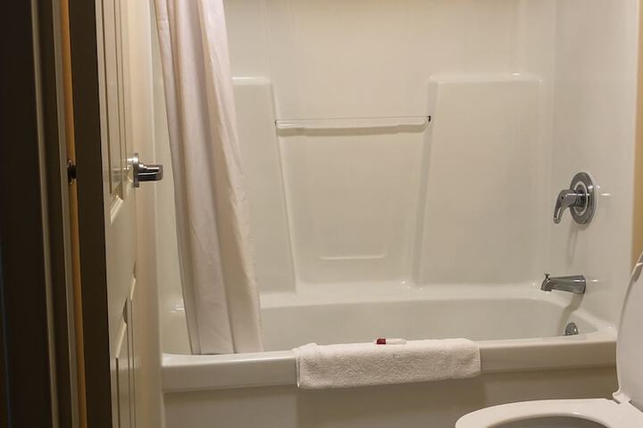 1 Queen Bed (5 of 13)