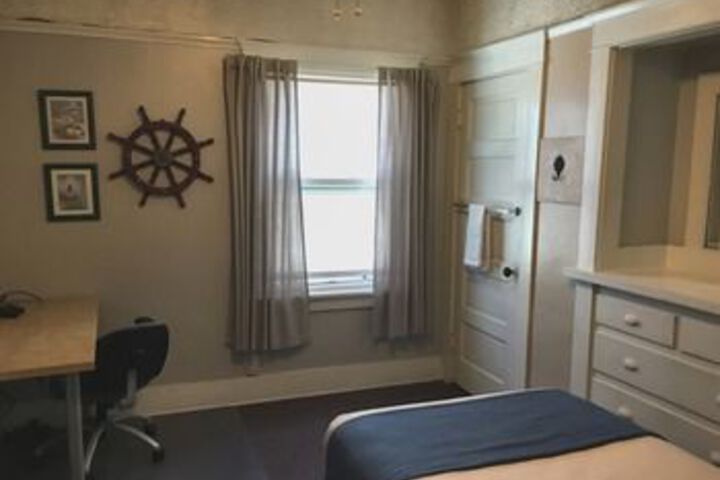 Room 5 of 8