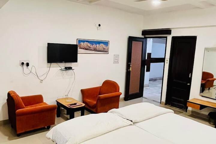 Room 9 of 36