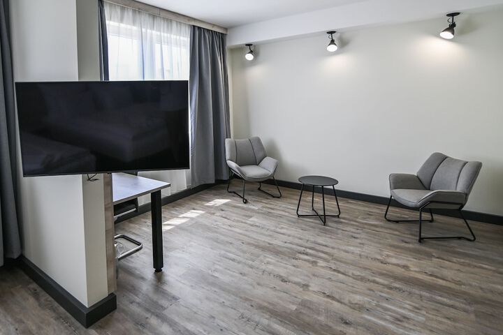 Room 11 of 18