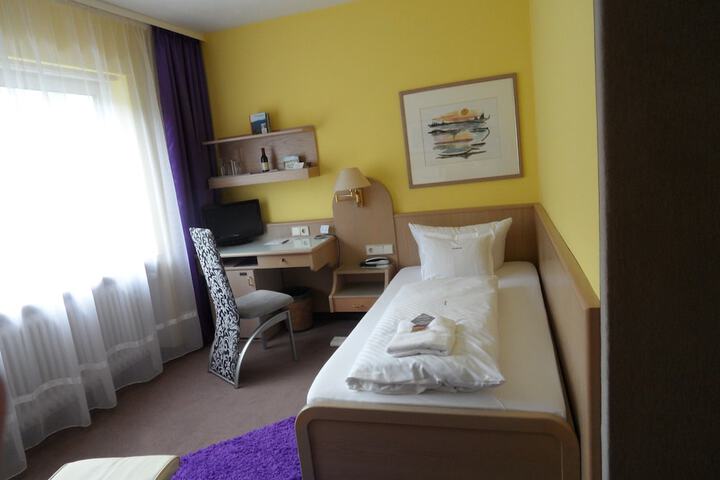 Room 9 of 32