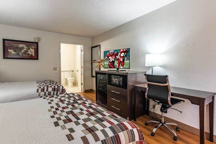 Standard Queen Bed Kitchenette Accessible (6 of 10)