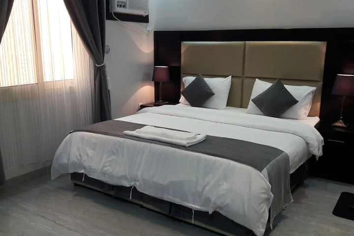 Room 6 of 8