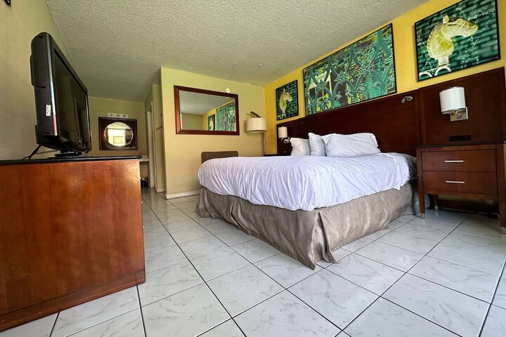 1 King Bed (4 of 4)