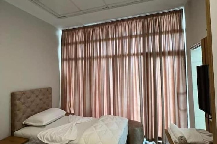 Room 4 of 9