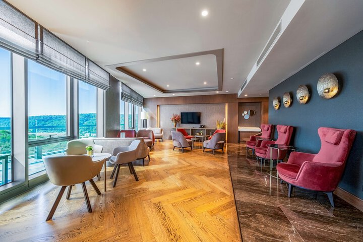Lounge 141 of 202