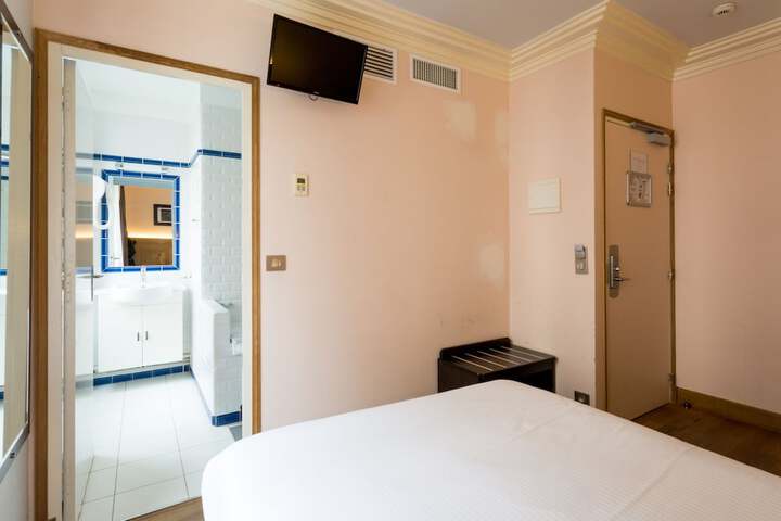 Room 17 of 39