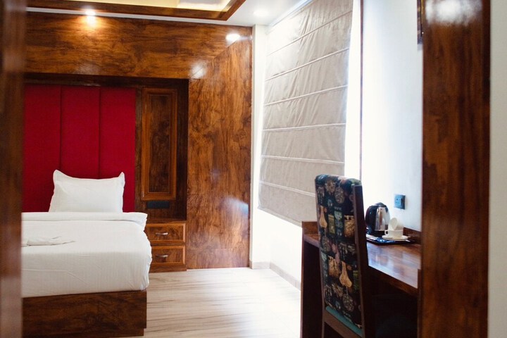 Room 32 of 64