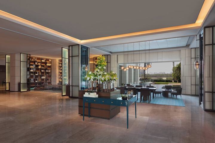 Entrance & Lobby