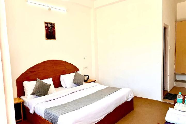 Room 28 of 46
