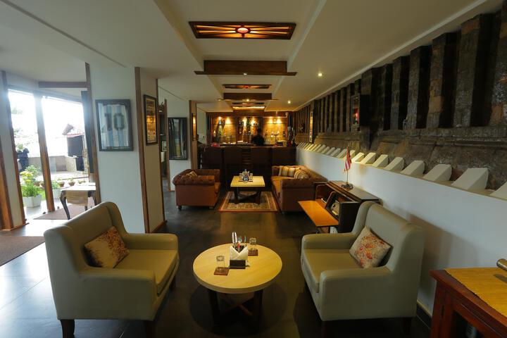 Lounge 25 of 48
