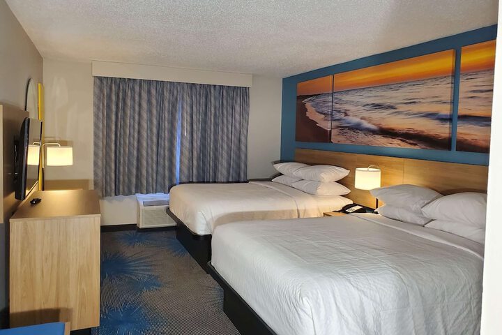 2 Queen Beds (1 of 9)