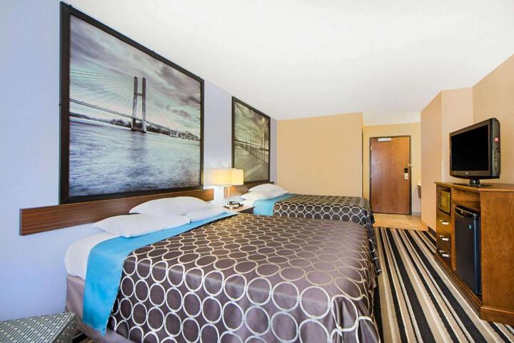 2 Queen Beds (6 of 12)