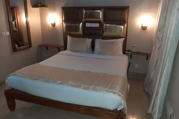 Room 12 of 33
