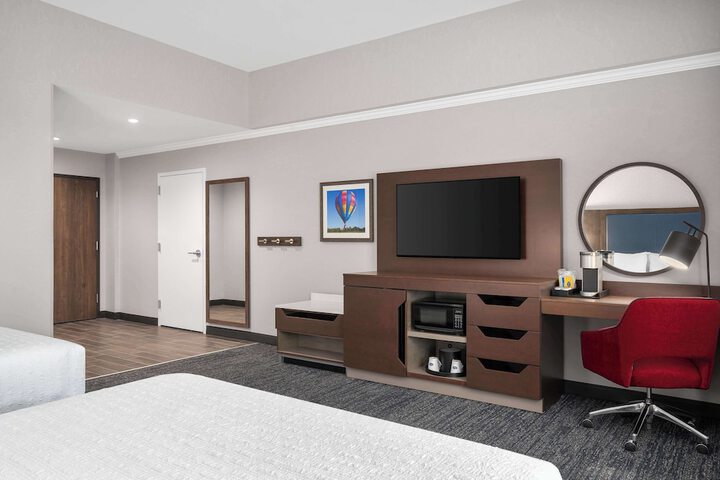 2 Queen Beds Hearing Accessible (2 of 2)