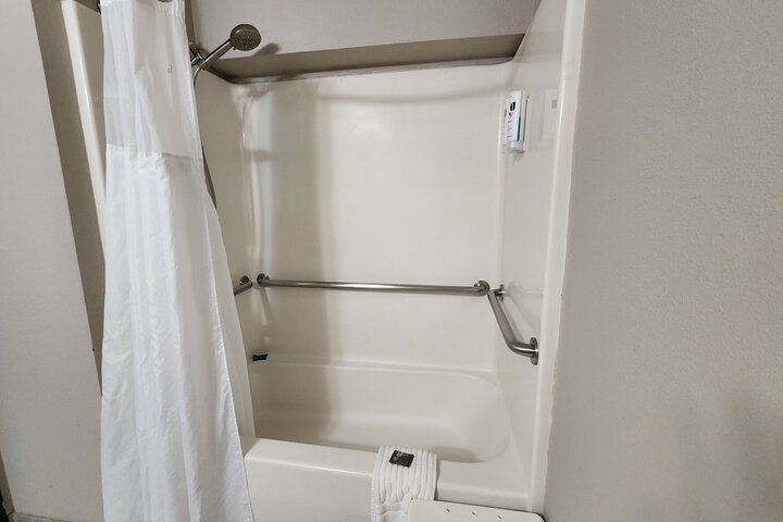 1 King Bed (4 of 24)