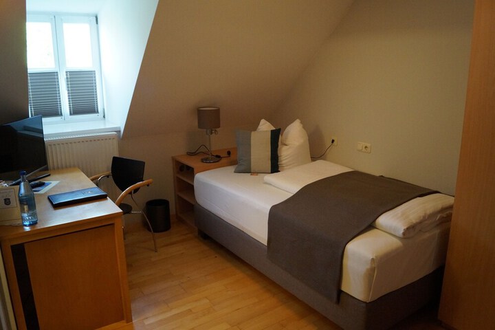Room 7 of 24