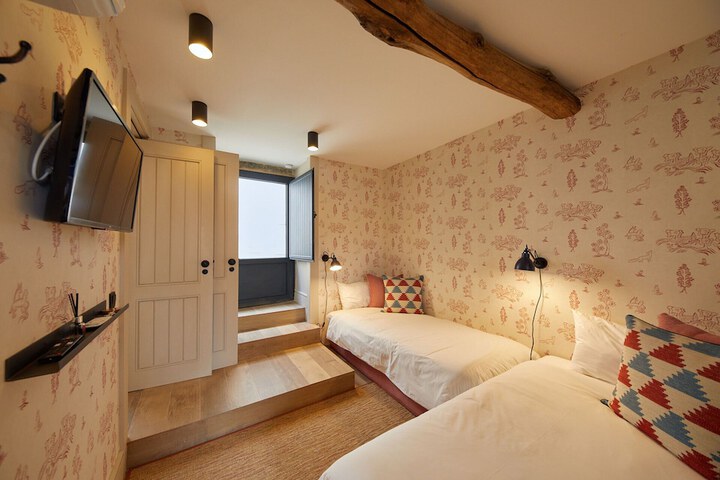 Room 6 of 50