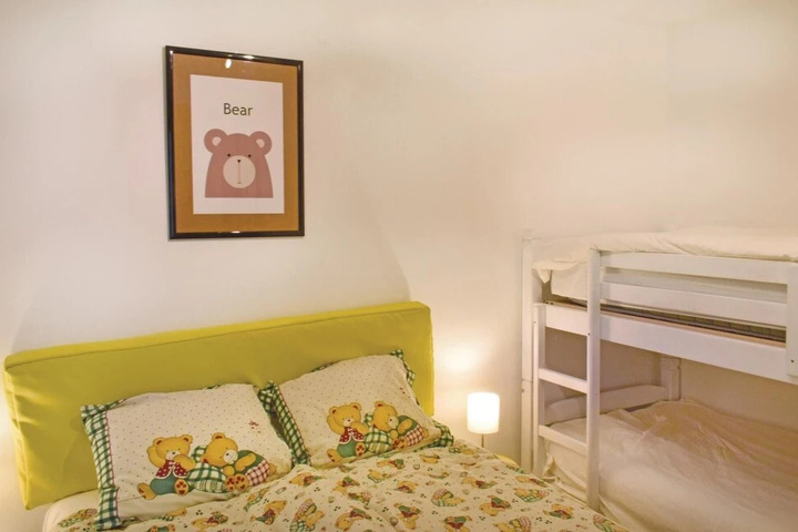 Room 4 of 11