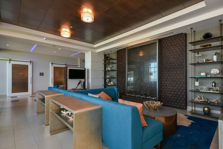 Lobby lounge