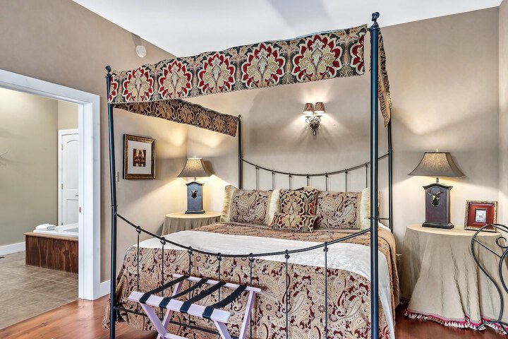 Snug Hug Queen Suite with Fireplace (66 of 131)