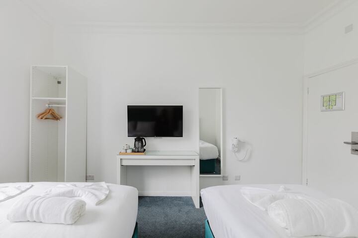 Room 36 of 122