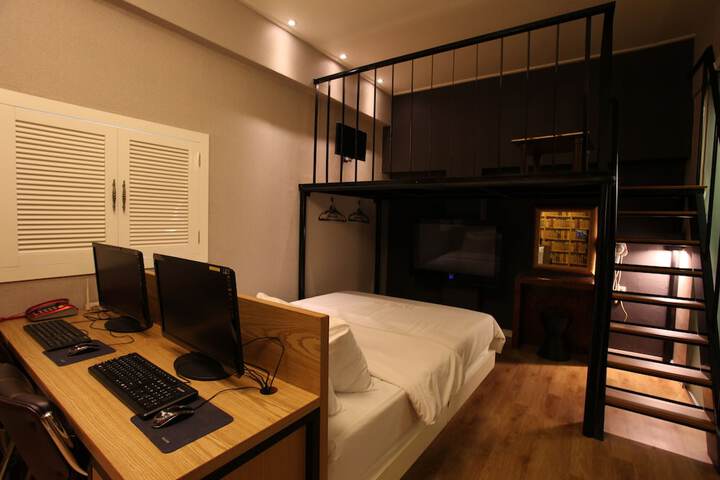 Room 19 of 42