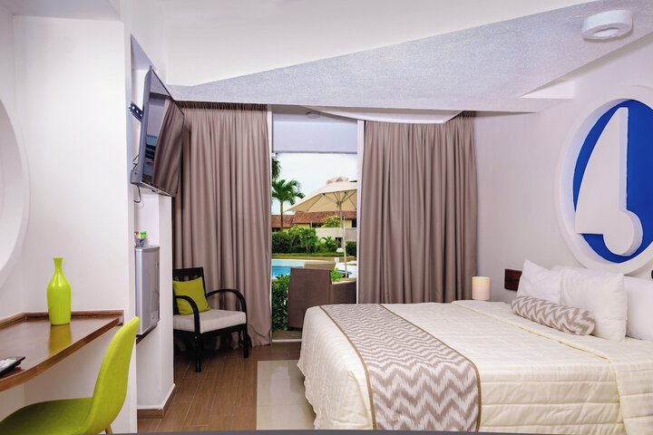 Room 2 of 77