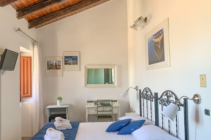 Room 10 of 33