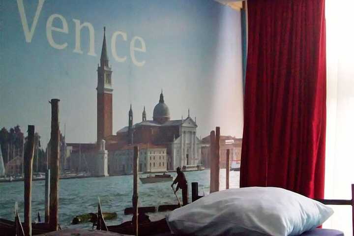Room 2 of 60