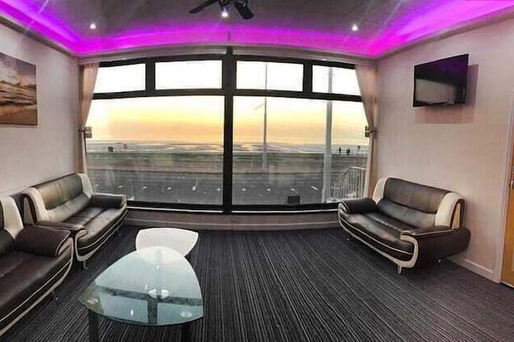 Lounge 48 of 51