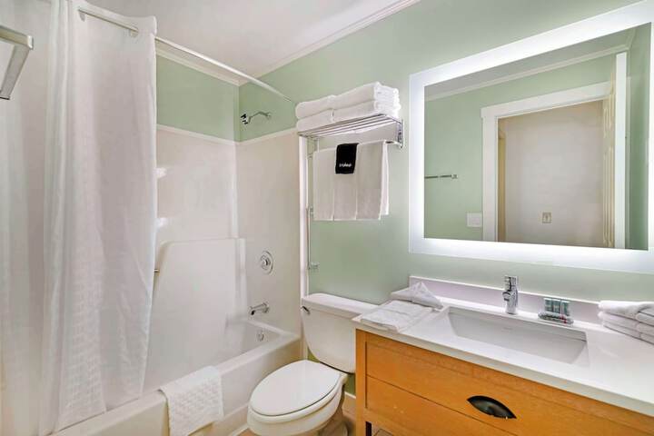Suite 1 King Bed Second Floor Sofa Bed Kitchen Separate Living Area WiFi Full Breakfast (26 of 34)