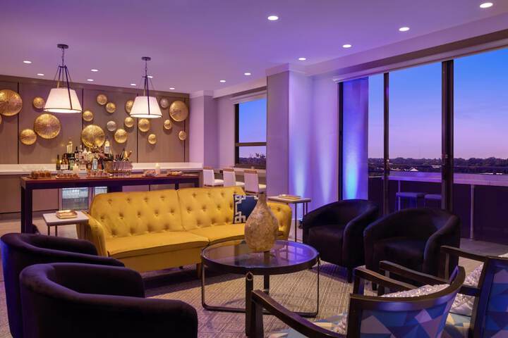 Lounge 67 of 75