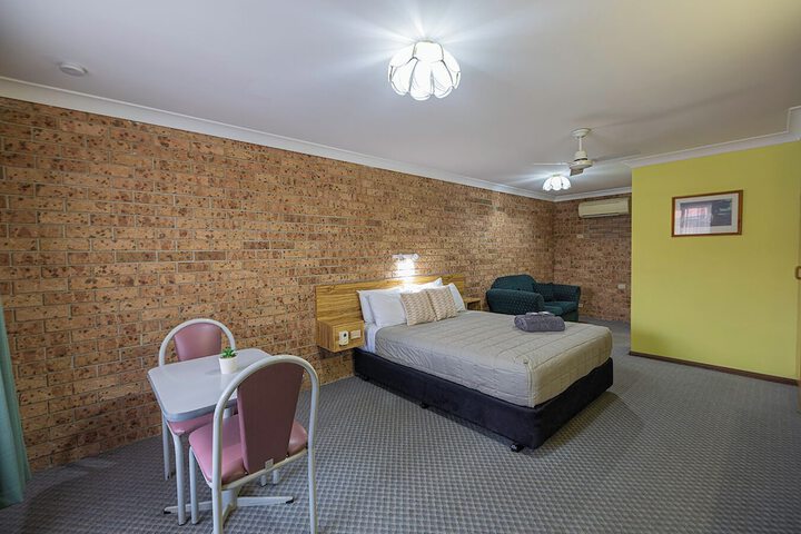 Room 2 of 10