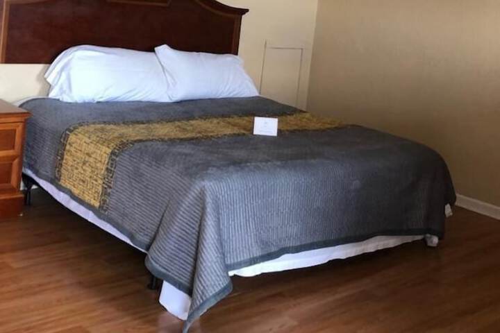 Deluxe Single Queen Bed (28 of 50)