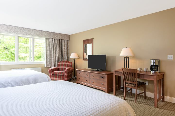 Studio Queen Bed Accessible (5 of 8)