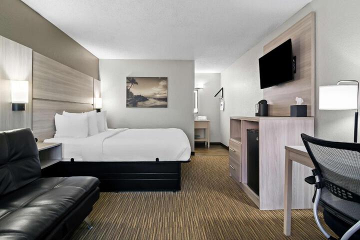 Accessible 1 King Mobility Accessible Communication Assistance Roll in Shower Microwave and Refrigerator Full Breakfast (2 of 11)