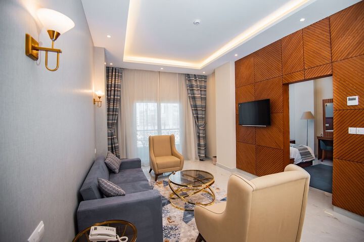 Room 6 of 44