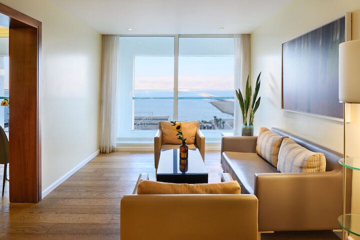 Lounge 110 of 130