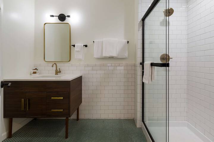 Accessible Queen Bed (4 of 18)