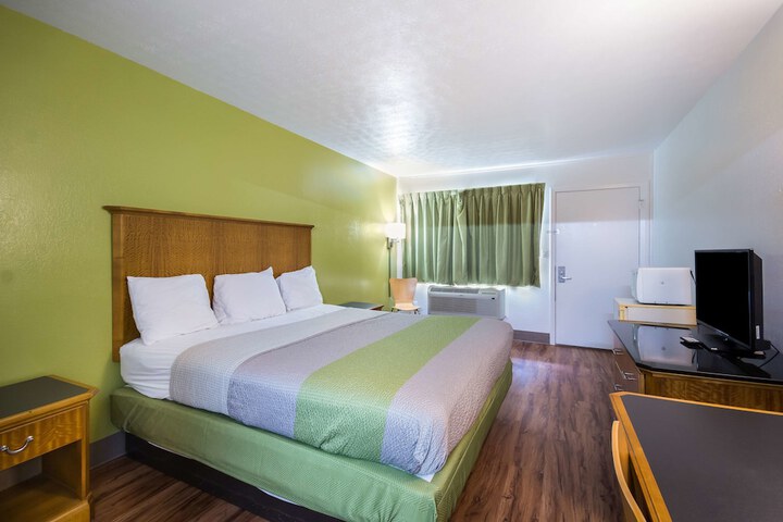 Deluxe Room 1 Queen Bed Refrigerator, Microwave (12 of 16)
