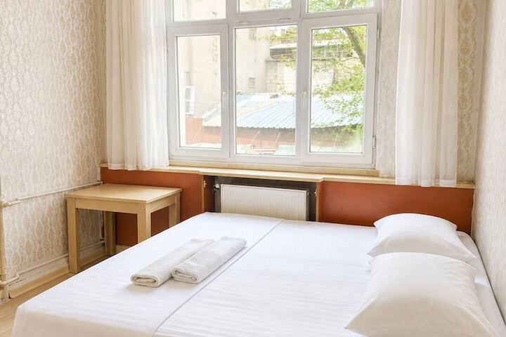 Room 4 of 9