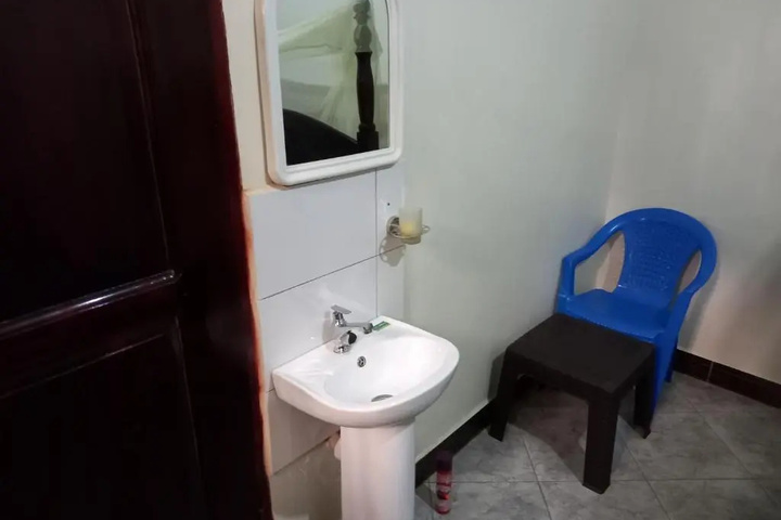 Room 4 of 5